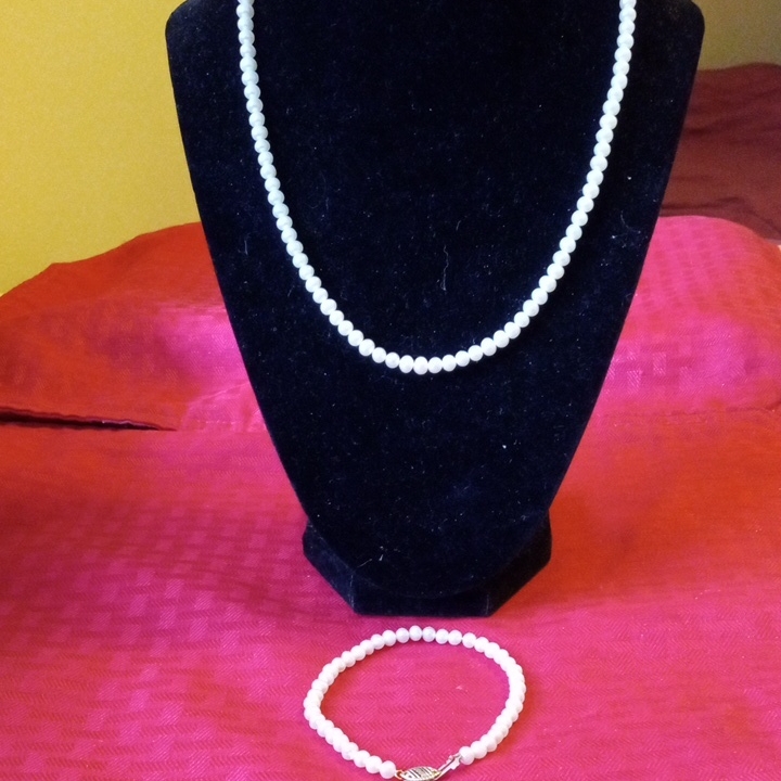 10k Gold Pearl Necklace And Bracelet Set 160$